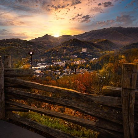 Moonshine Chalet, Hot Tub, Pool Access, Wifi, 1089 Free Tickets Each Paid Day, Dollywood And More Gatlinburg Exterior photo