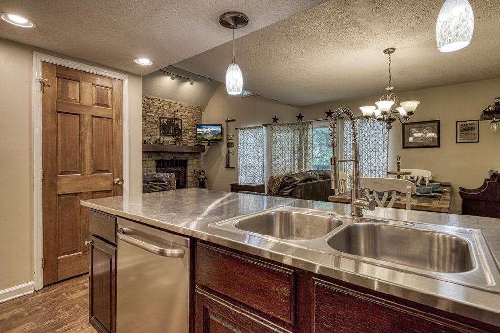 Moonshine Chalet, Hot Tub, Pool Access, Wifi, 1089 Free Tickets Each Paid Day, Dollywood And More Gatlinburg Exterior photo