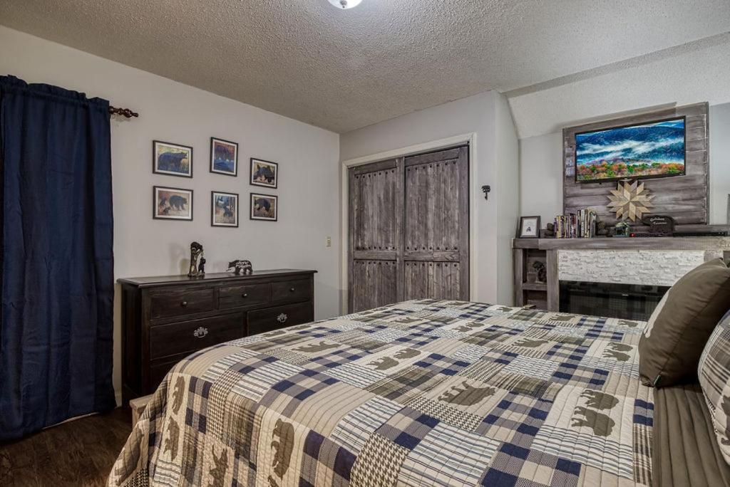 Moonshine Chalet, Hot Tub, Pool Access, Wifi, 1089 Free Tickets Each Paid Day, Dollywood And More Gatlinburg Exterior photo