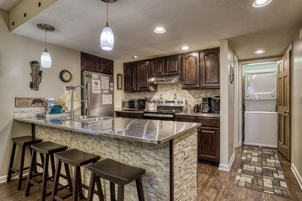 Moonshine Chalet, Hot Tub, Pool Access, Wifi, 1089 Free Tickets Each Paid Day, Dollywood And More Gatlinburg Exterior photo