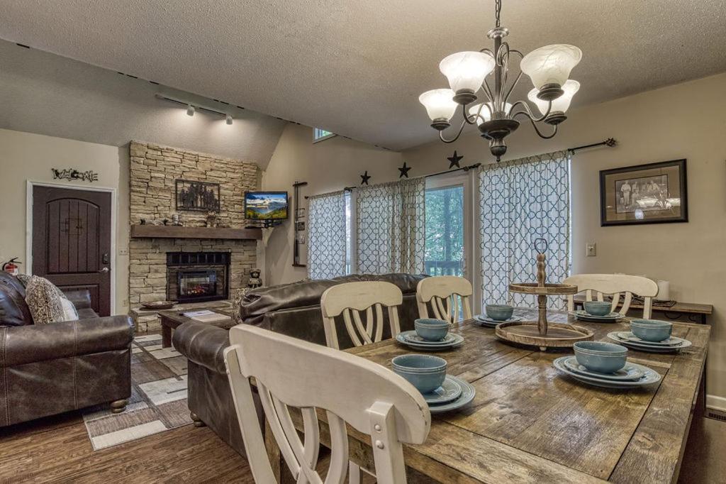 Moonshine Chalet, Hot Tub, Pool Access, Wifi, 1089 Free Tickets Each Paid Day, Dollywood And More Gatlinburg Exterior photo