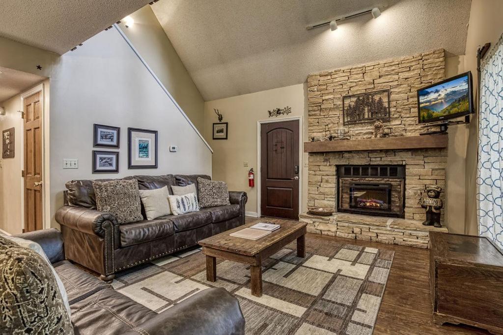 Moonshine Chalet, Hot Tub, Pool Access, Wifi, 1089 Free Tickets Each Paid Day, Dollywood And More Gatlinburg Exterior photo
