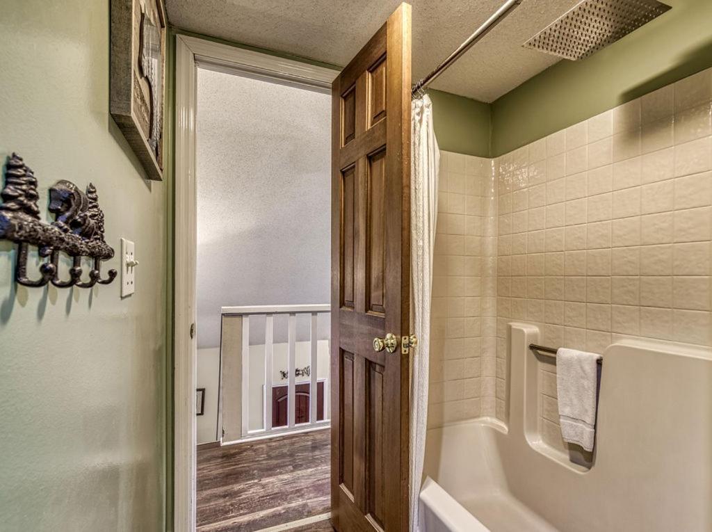 Moonshine Chalet, Hot Tub, Pool Access, Wifi, 1089 Free Tickets Each Paid Day, Dollywood And More Gatlinburg Exterior photo