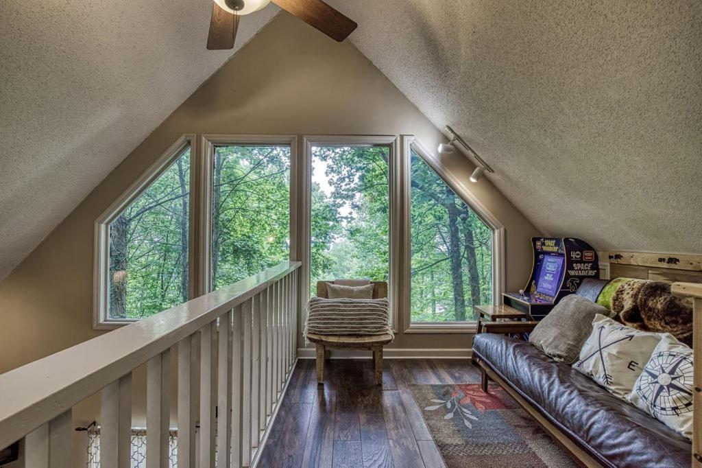 Moonshine Chalet, Hot Tub, Pool Access, Wifi, 1089 Free Tickets Each Paid Day, Dollywood And More Gatlinburg Exterior photo