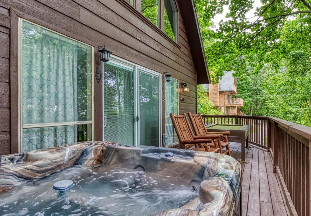 Moonshine Chalet, Hot Tub, Pool Access, Wifi, 1089 Free Tickets Each Paid Day, Dollywood And More Gatlinburg Exterior photo