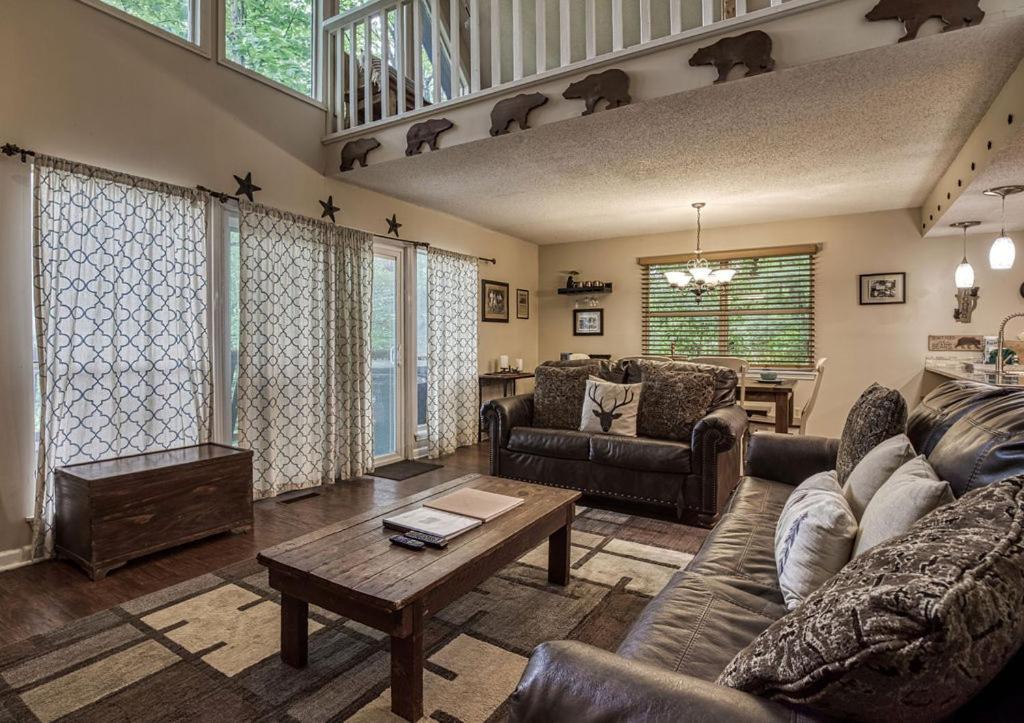 Moonshine Chalet, Hot Tub, Pool Access, Wifi, 1089 Free Tickets Each Paid Day, Dollywood And More Gatlinburg Exterior photo