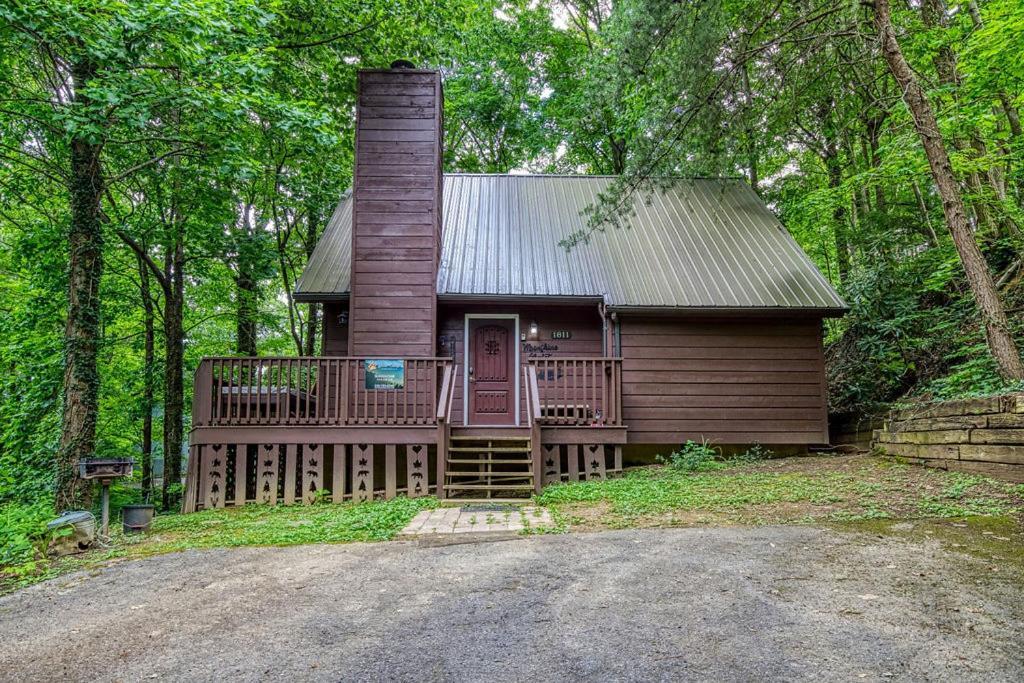 Moonshine Chalet, Hot Tub, Pool Access, Wifi, 1089 Free Tickets Each Paid Day, Dollywood And More Gatlinburg Exterior photo