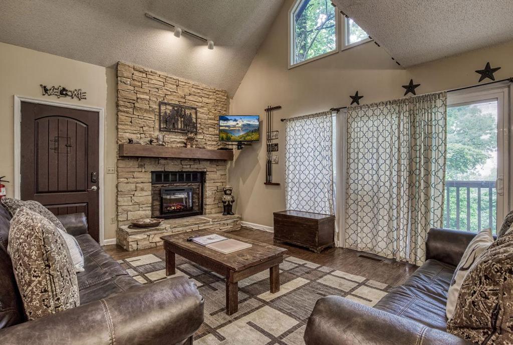 Moonshine Chalet, Hot Tub, Pool Access, Wifi, 1089 Free Tickets Each Paid Day, Dollywood And More Gatlinburg Exterior photo