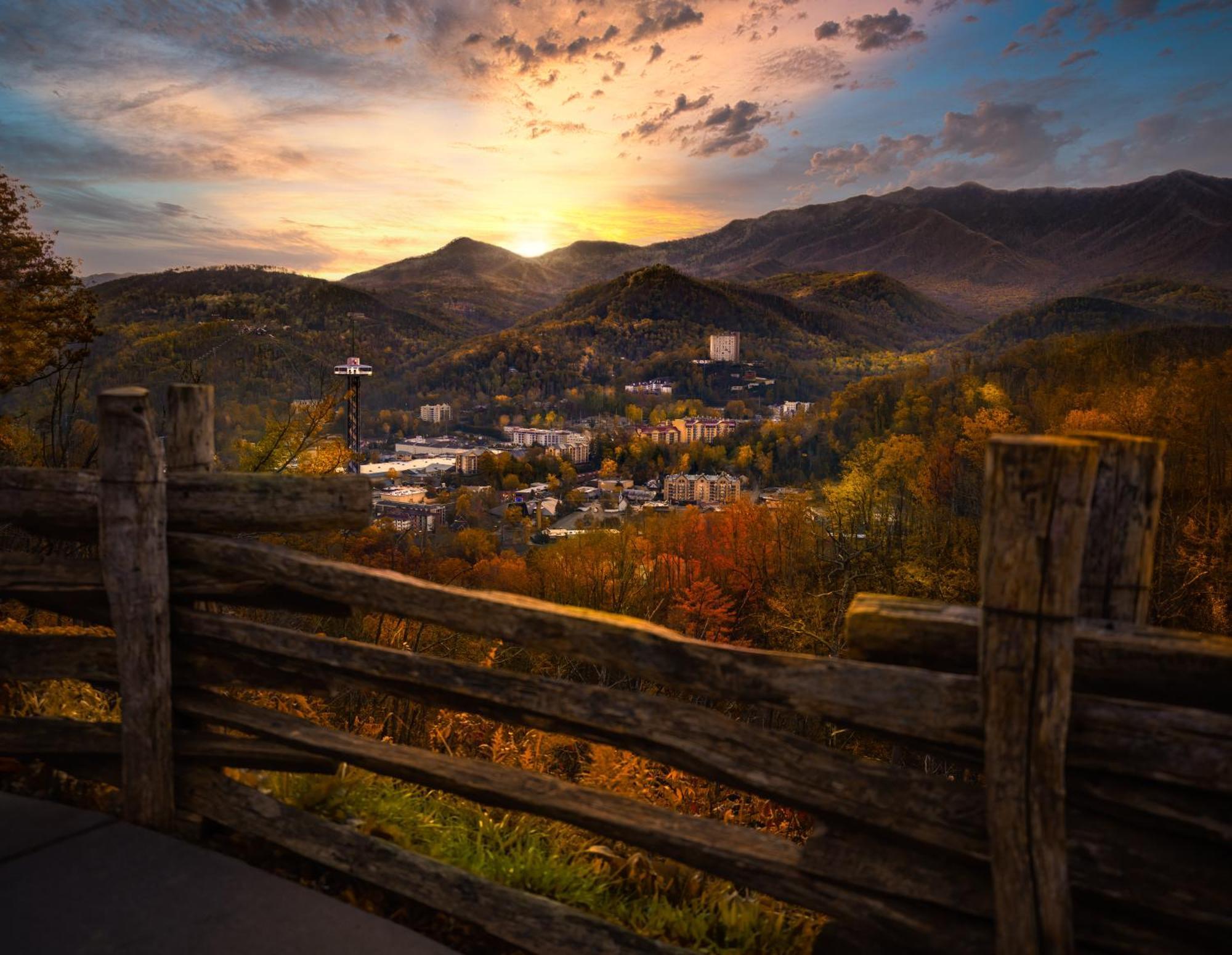 Moonshine Chalet, Hot Tub, Pool Access, Wifi, 1089 Free Tickets Each Paid Day, Dollywood And More Gatlinburg Exterior photo