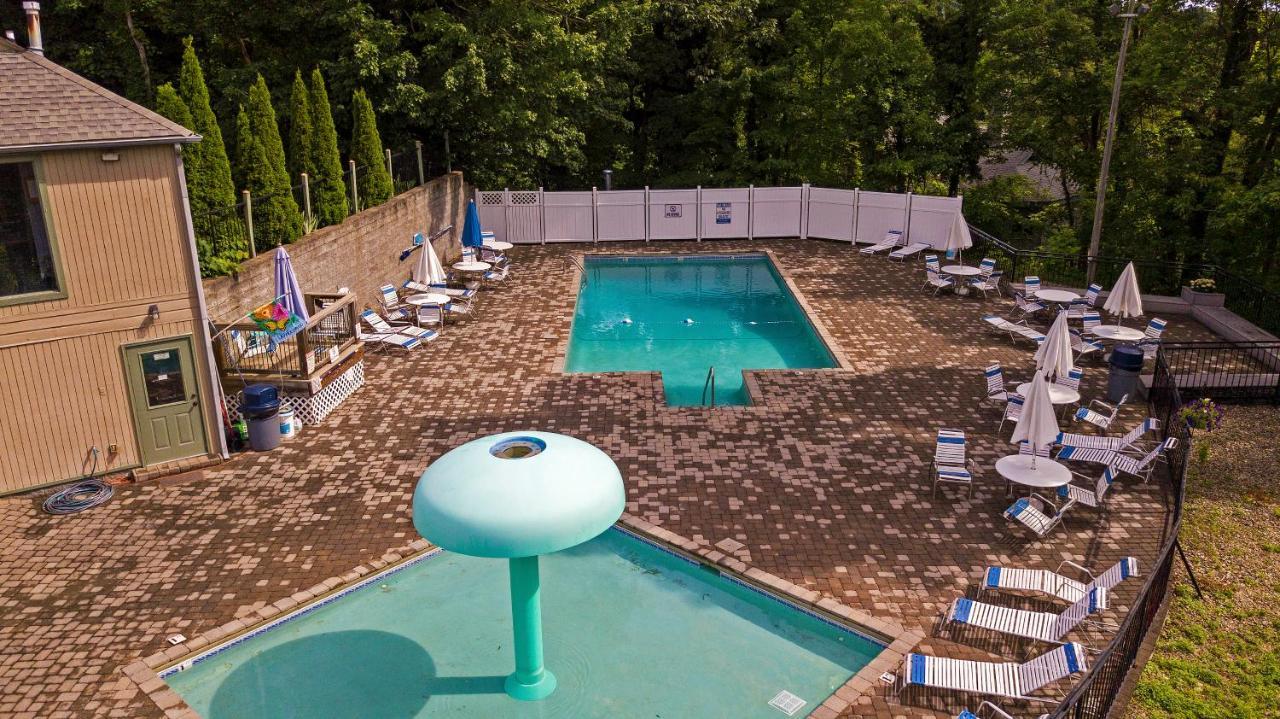 Moonshine Chalet, Hot Tub, Pool Access, Wifi, 1089 Free Tickets Each Paid Day, Dollywood And More Gatlinburg Exterior photo